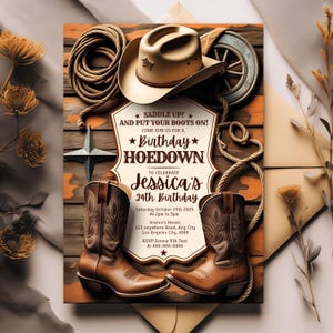 Puede incluir: Una invitación de cumpleaños con temática del oeste. El diseño presenta un sombrero de vaquero, botas y una cuerda sobre un fondo de madera. El texto de la invitación dice "Saddle Up!" y anuncia el cumpleaños de Jessica.