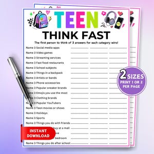 Peut inclure: Une feuille de jeu imprimable intitulée TEEN THINK FAST avec une liste de catégories pour nommer trois éléments chacune. Le design présente du texte coloré, un sac à dos, un casque et une icône de smartphone. Un stylo argenté est posé sur la feuille.