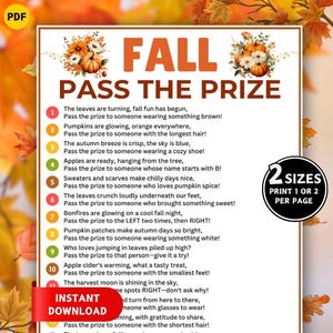 Puede incluir: Una hoja de juego imprimible titulada FALL PASS THE PRIZE con gráficos de temática otoñal de calabazas y hojas. El documento incluye doce instrucciones numeradas con rima para un juego de fiesta y una insignia circular que dice 2 SIZES PRINT 1 OR 2 PER PAGE.