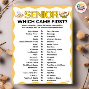 K&ouml;nnte beinhalten: Ein gelbes und wei&szlig;es Spielblatt mit dem Titel "SENIOR WHICH CAME FIRST?" mit einer Liste von Elementen zum Vergleichen. Das Spiel soll erraten, welcher Gegenstand zuerst kam. Das Blatt enth&auml;lt den Text "PAGE 2" und das Logo "Aderart Studio".
