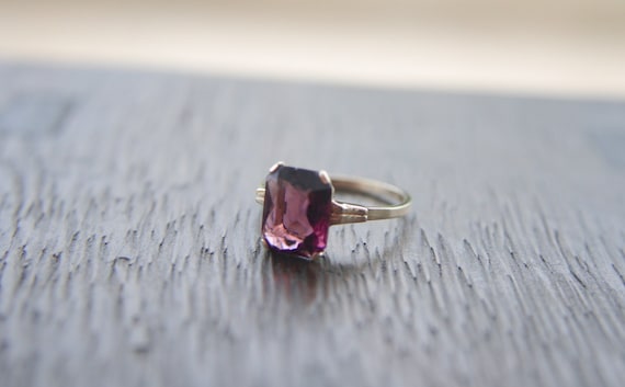 10K Yellow Gold Purple Glass Stone Ladies Ring - image 1