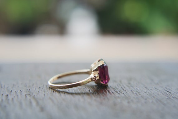 10K Yellow Gold Purple Glass Stone Ladies Ring - image 4