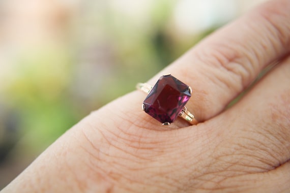 10K Yellow Gold Purple Glass Stone Ladies Ring - image 6