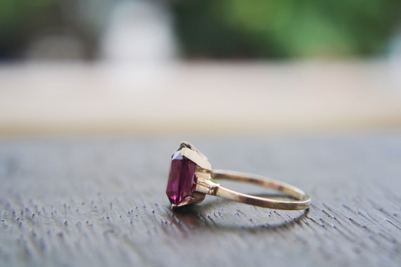 10K Yellow Gold Purple Glass Stone Ladies Ring - image 3