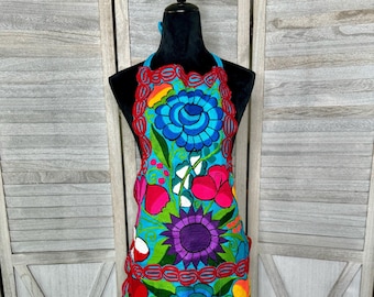 Floral Embroidered Mexican Cooking Apron: Vibrant Kitchen Gift