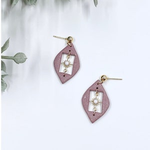 Pendientes de arcilla polimérica con forma de estrella de ópalo: postes chapados en oro rosa empolvado