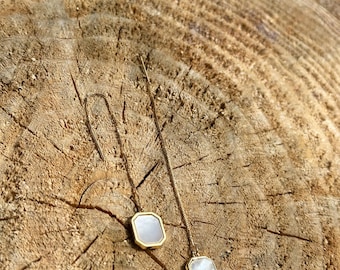 Pendientes colgantes de nácar, chapados en oro.