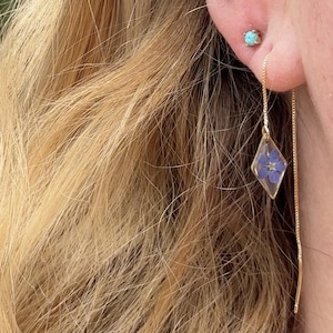 Pendientes colgantes azules con forma de nomeolvides: resina bañada en oro o plata.