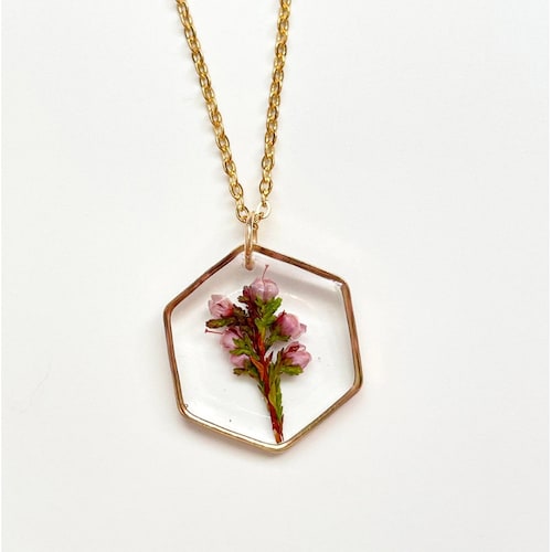 Collier en véritable résine chinée : pendentif floral des Highlands écossais, plaqué or