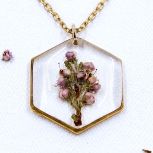 Collana in vera resina di erica: ciondolo floreale delle Highlands scozzesi, placcato oro.