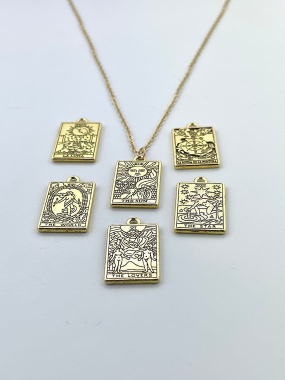 ★エレガントなデザイン【Tom Wood】Tarot Lovers Pendant Gold Tom Wood: Gold Tarot Lovers Pendant Necklace | SSENSE