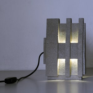 Silo, eine Beton-Licht-Skulptur, handgefertigte Einzelstück, Schreibtischlampe, Fensterlampe, Tischlampe.
