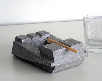 Brutalist Beton Aschenbecher: Terrazzo Finish, gegossen in recyceltem Schaum - Handgemacht in Thailand