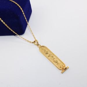 カルトゥーシュ パーソナライズされたネックレス エジプトのジュエリー スターリングシルバー 金メッキアルファベット カルトゥーシュ 象形文字の英語またはアラビア語であなたの名前