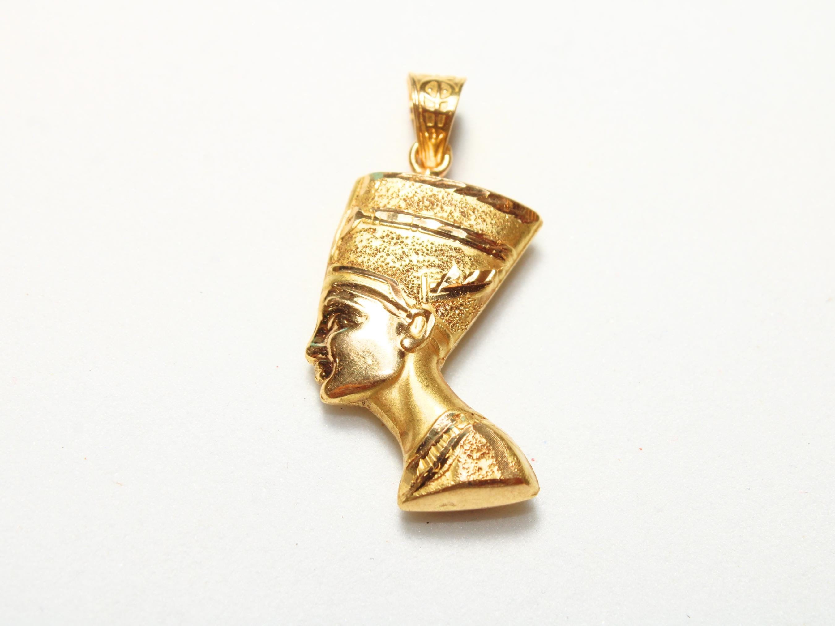 エジプトの女王ネフェルティティの顔 18K ゴールドペンダント エジプトの女王ネフェルティティの顔 18K ゴールドペンダント