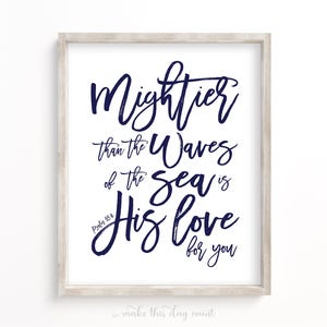 Könnte beinhalten: Gerahmter Druck mit dem Text "Mightier than the Waves of the sea is His love for you" in marineblauer Schrift. Der Druck enthält den Bibelvers Psalm 93:4 und den Satz "make this day count" in hellgrauer Schrift.