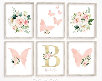 Könnte beinhalten: Satz mit sechs rosa und goldenen Kinderzimmerdrucken mit Schmetterlingen, Blumensträußen und einem personalisierten Initial mit dem Namen "Brooke Ann".