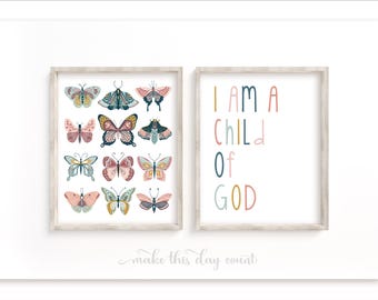 Könnte beinhalten: Zwei gerahmte Drucke, einer mit einem bunten Schmetterlingsdesign und der andere mit dem Text "ICH BIN EIN KIND GOTTES" in verschiedenen Farben.
