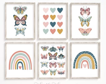 Könnte beinhalten: Satz von sechs druckbaren Wandbildern mit einem Regenbogen, Schmetterlingen und Herzen im Boho-Stil in den Farben Pink, Blau, Gelb und Braun. Der Text "make this day count" befindet sich am unteren Rand des Bildes.