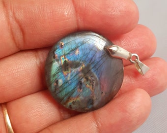 Labradorite 7,7- rose violacée et bleue avec motif - Pendentif rond STK14