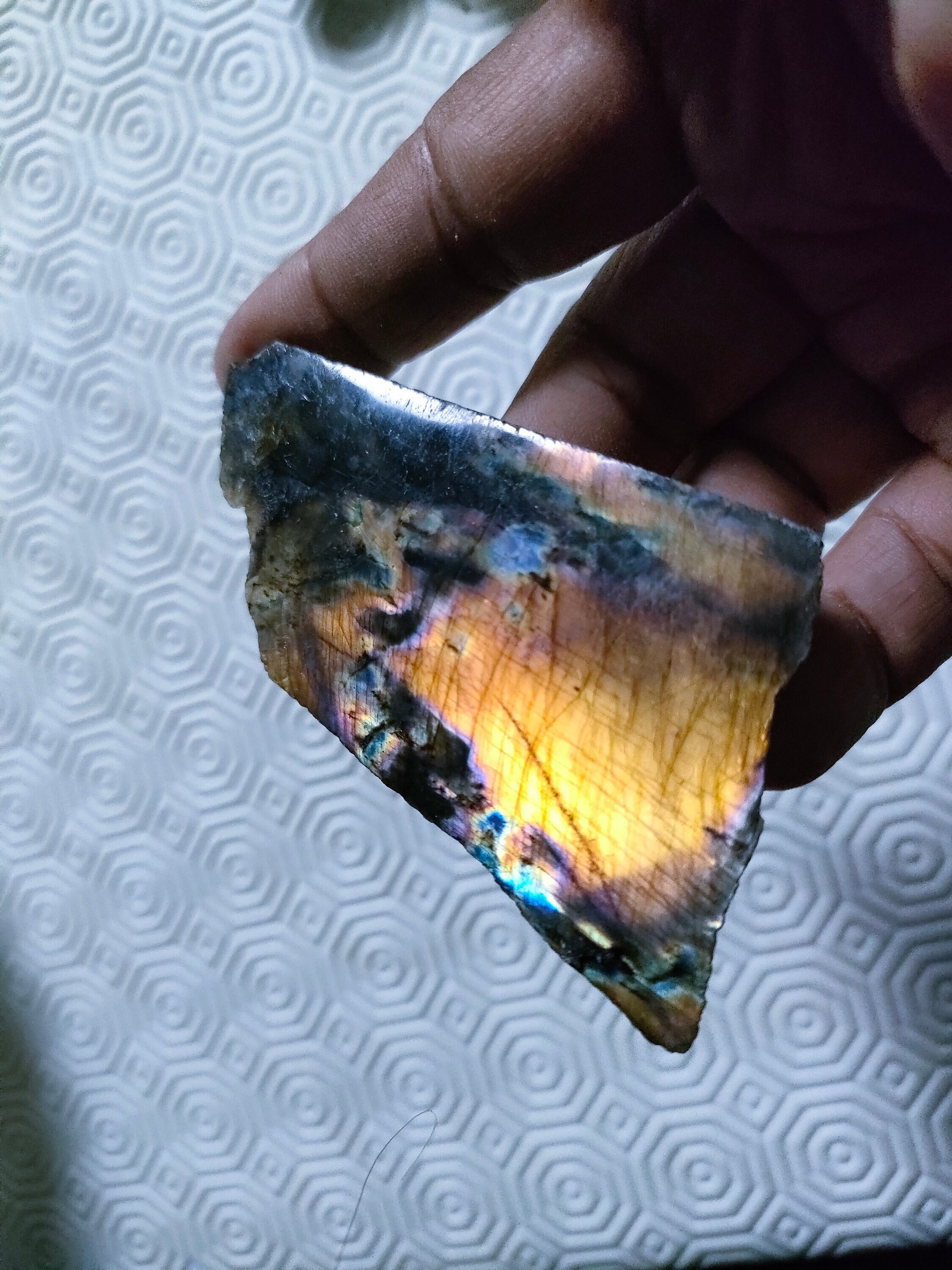 Spectrolite 47Gr -Jaune Dorée Bleue Violacée et Gris - Plaquette Semi Poli Brute