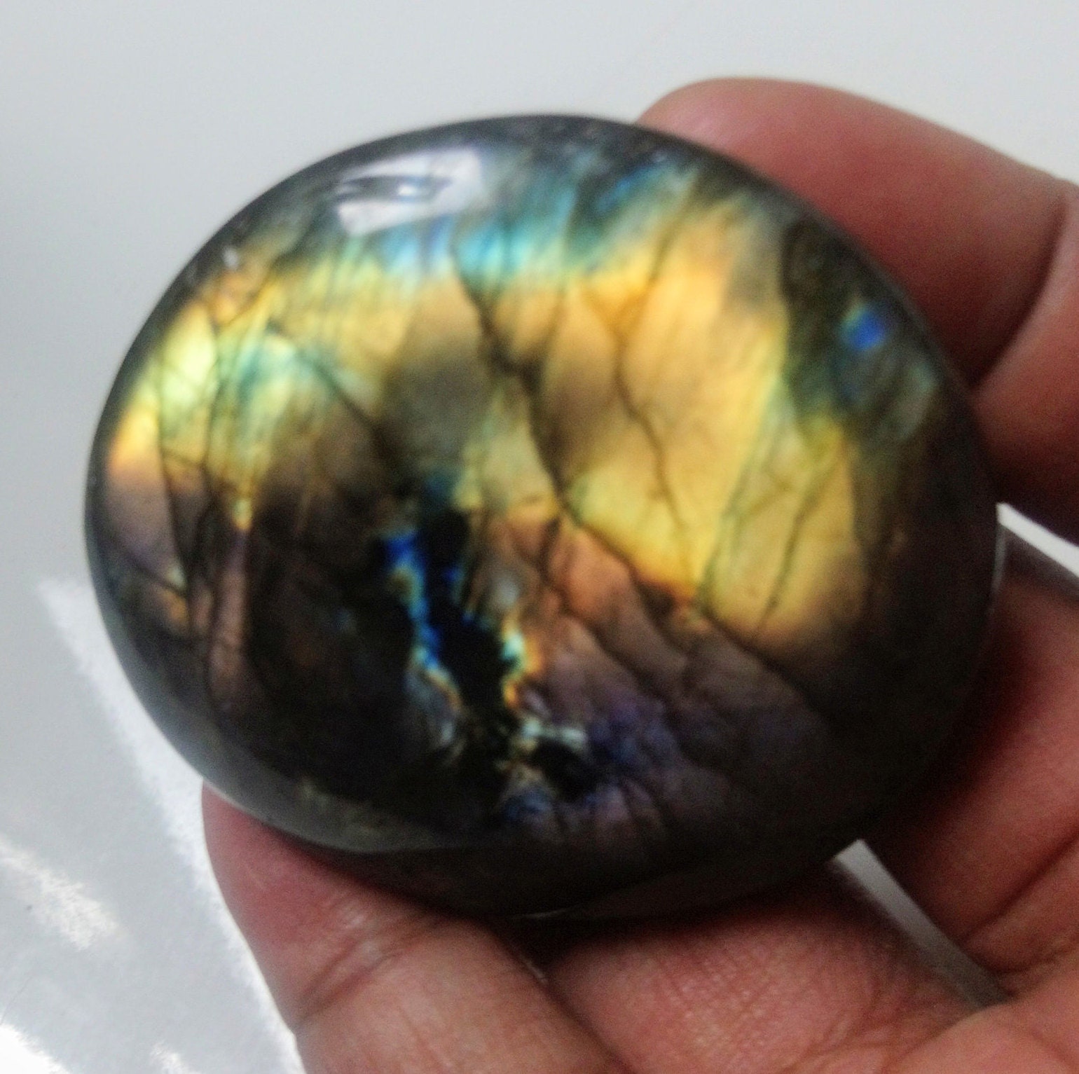 Spectrolite 63, 70Gr - Jaune Dorée et Gris Violacée Galet Plat Rond