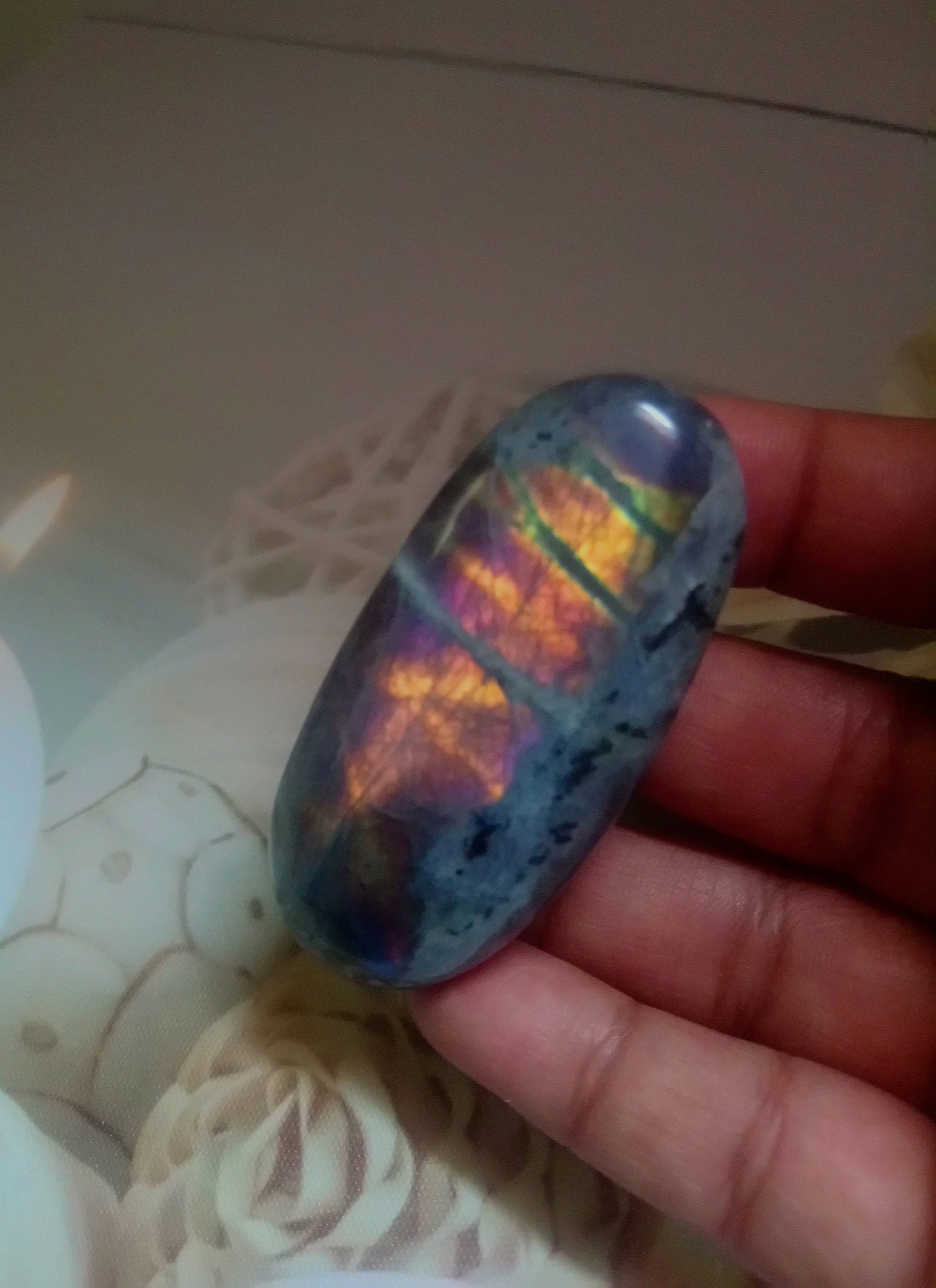 Labradorite 62, 40Gr - Jaune Orange Dorée et Violette Galet Ovale