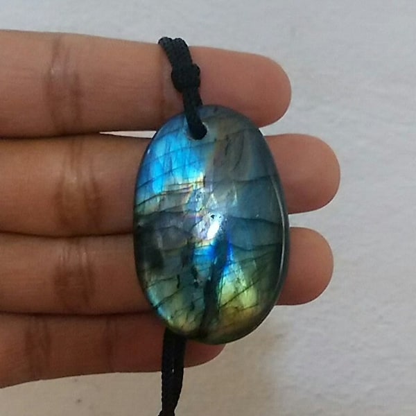 Labradorite -24Gr -  verte jaune et bleue - collier à cordon-AST1