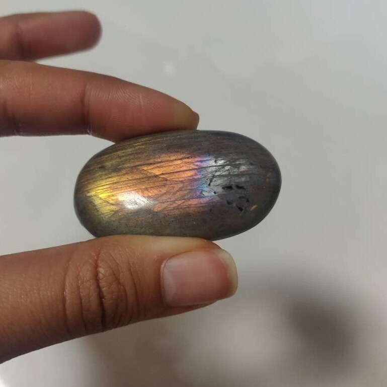 Labradorite 32, 60Gr - Jaune Orange Dorée et Gris Violacée Galet Ovale
