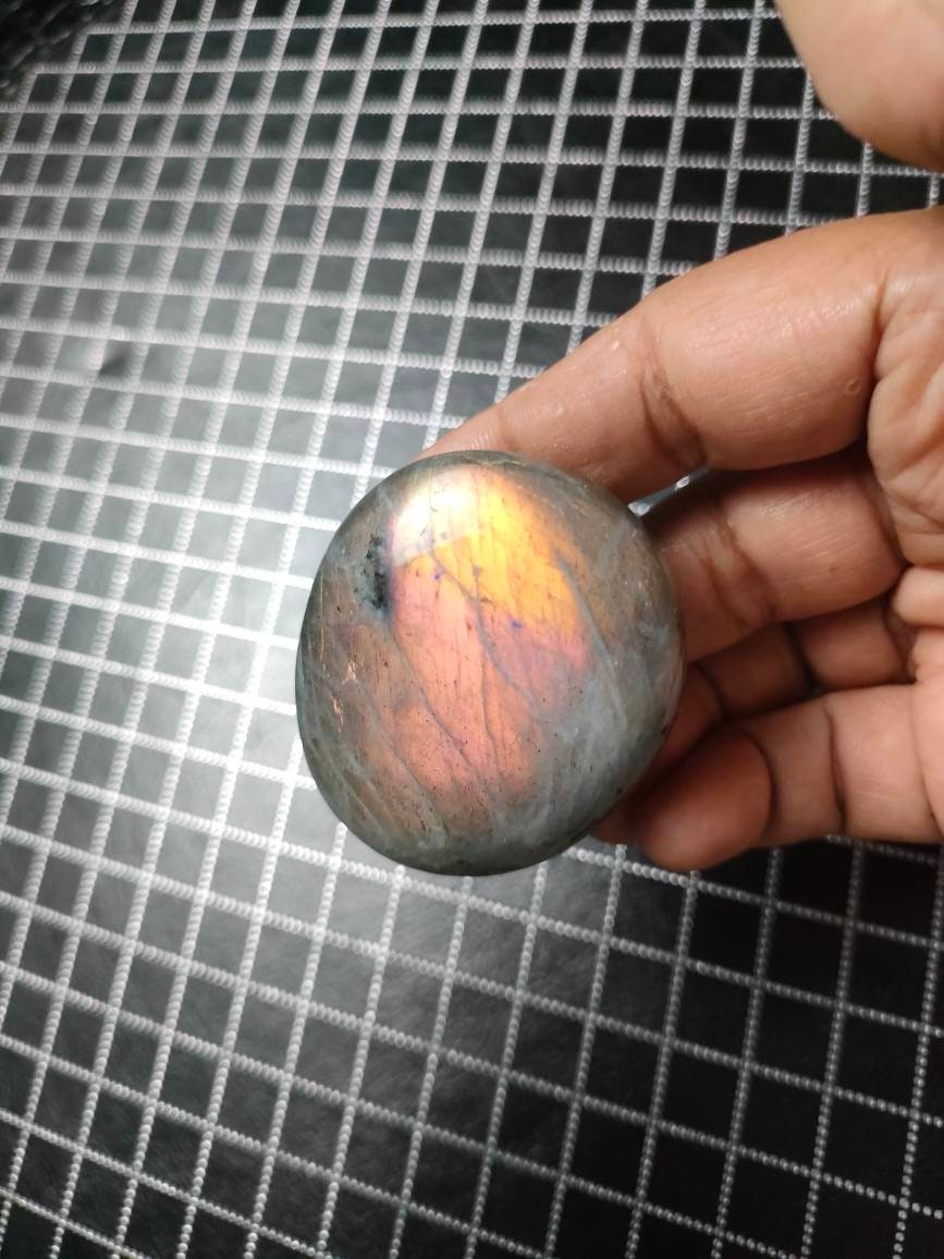 Labradorite 81, 80Gr - Jaune Orange Dorée et Grise Argentée Galet Ovale