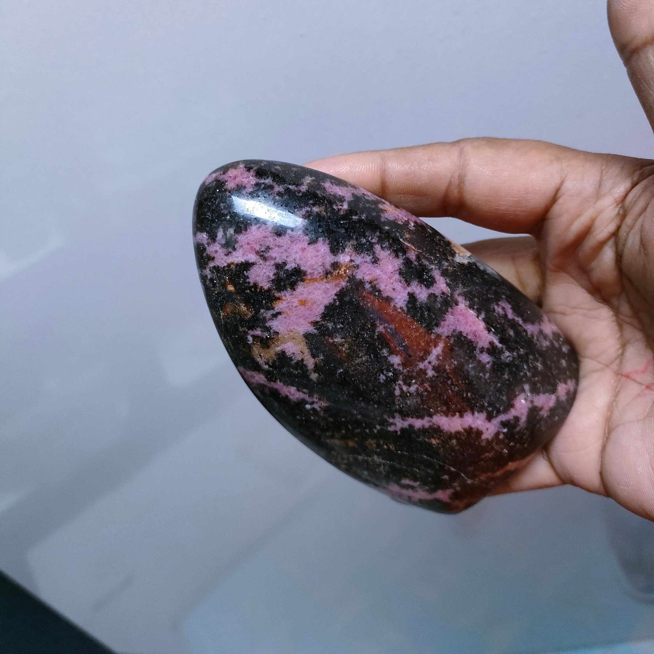 Rhodonite 596, 70Gr - Rose et Noire Mini Forme Libre