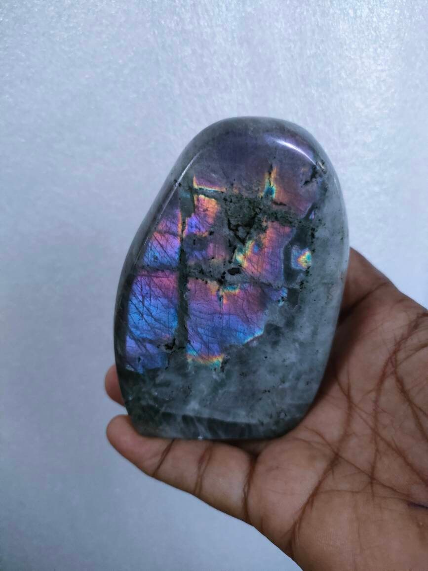 Spectrolite 540Gr- Rose Violacée sur Fond Gris - Forme Libre