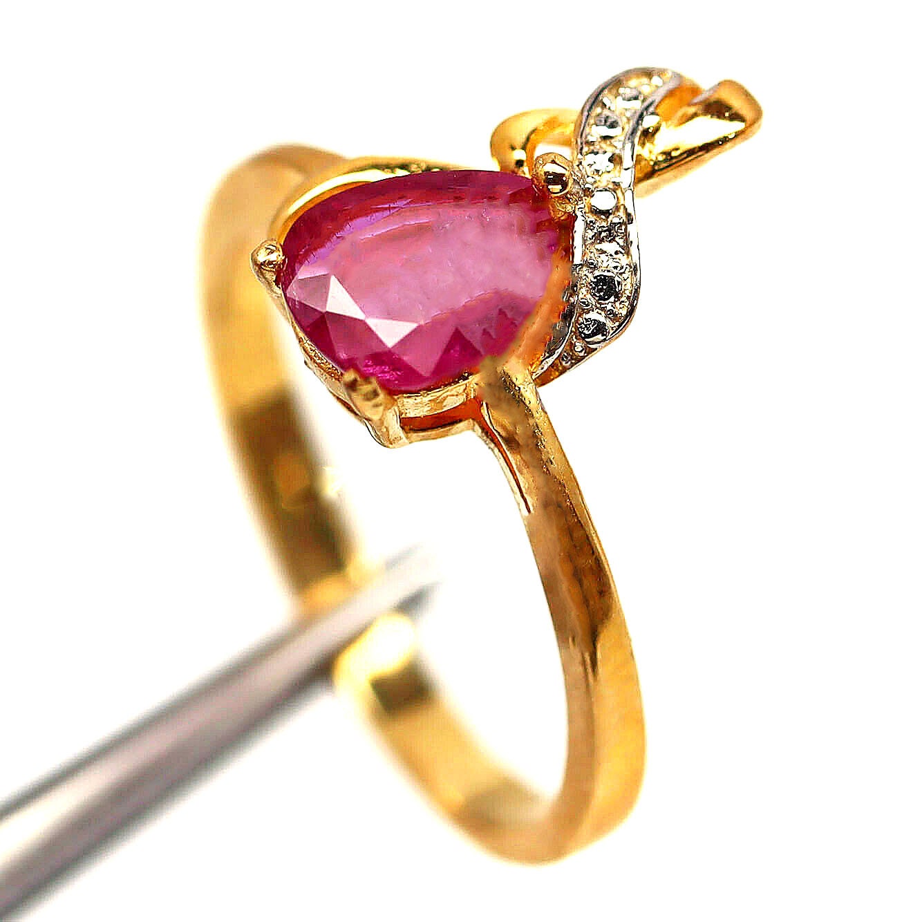 アールデコ ルビーリング：ホワイトサファイアアクセント、18Kイエロー