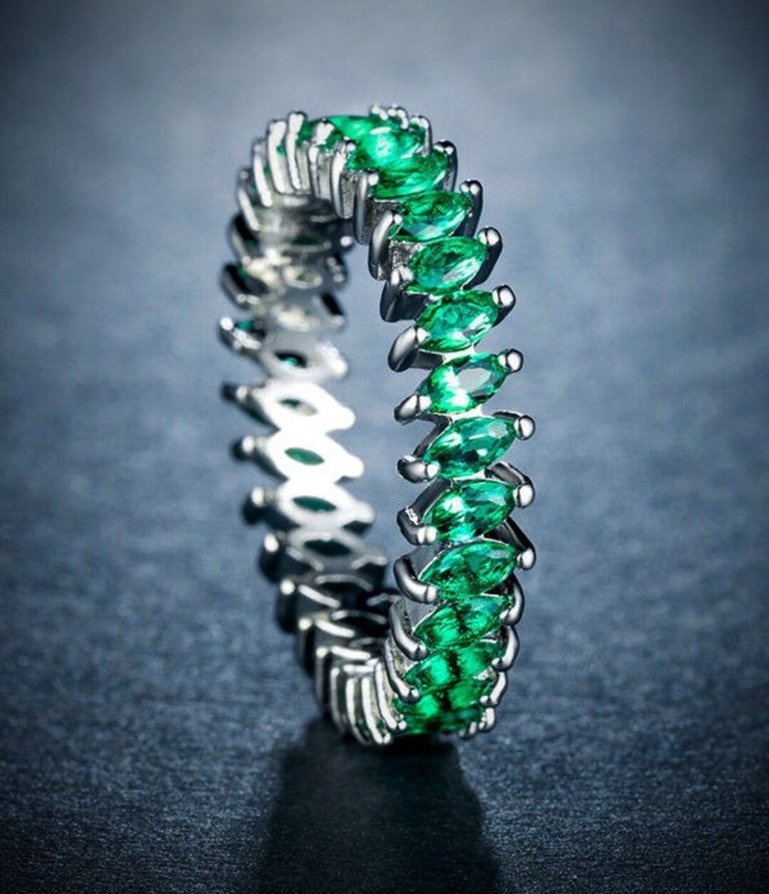Anillo Solitario En Platino Con Esmeralda Redonda