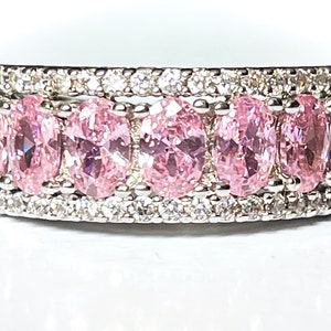 Anello con fascia in zaffiro rosa e cristallo Swarovski: oro bianco 18 carati su argento sterling