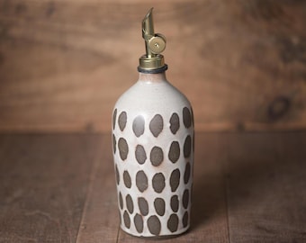 Dosatore per olio d'oliva in ceramica fatto a mano con tappo in ottone / Bottiglia per olio da cucina in gres scuro