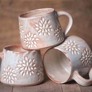 Handgjord keramisk kaffemugg | Handsnidad botanisk stengodsmugg | Hantverksmässig rustik blå blommig keramik