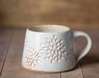 Tazza da caffè in ceramica fatta a mano / Tazza con decorazioni botaniche intagliate a mano / Ceramica artigianale in gres