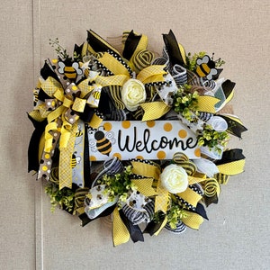 Welcome Bee Wreath, Bee Mesh Wreath, yellow and Black Door Wreath, Spring bee wreath, Bumble bee door Hanger, EveryDay Wreath,