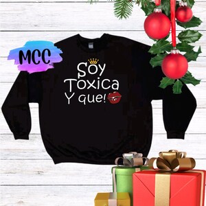Soy Toxica y Que! Sweat Shirt, Funny Woman&#39;s Quote Crewneck , Girlfriends Gift, Toxica Sweater, Empower Latina Gift