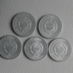 Fem gamla kommunistiska Ungernmynt på en forint! Perfekta för tillverkning eller samlartillverkning! Sovjetunionen, Sovjetunionen