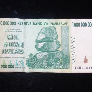 Peut inclure: Un billet d'un milliard de dollars zimbabwéen. Le billet est principalement vert et blanc, avec le texte "ONE BILLION DOLLARS" en évidence. La Reserve Bank of Zimbabwe est également imprimée sur le billet, avec une représentation de rochers empilés.