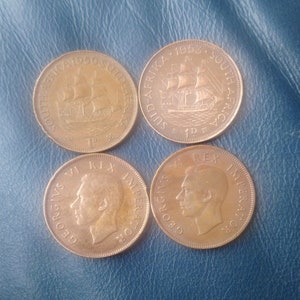 Puede incluir: Cuatro monedas de cobre de Sudáfrica. Las monedas muestran el texto "South Africa 1950", "South Africa 1953", "Georgius VI Rex Imperator" y "Georgius VI Rex Imperator".