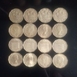 Moneda de tres peniques de latón británico vintage, fechas mixtas, ideal para manualidades o coleccionismo. Reina Elizabeth II