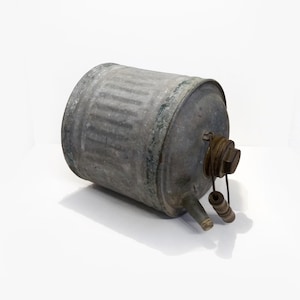Vintage gegalvaniseerd metalen gas-/olieblik met houten handvat