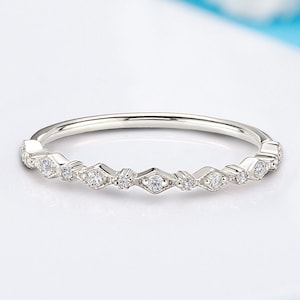 Delicada alianza minimalista de oro blanco de 14 k con diamantes. Pequeña alianza de diamantes para mujer. Delicado y elegante anillo apilable de diamantes en oro.