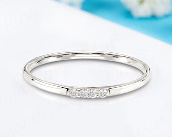 Anillo de compromiso minimalista sencillo de oro blanco de 14 k con 4 diamantes para ella. Delicado y elegante anillo de diamantes para mujer. Anillo apilable de diamantes, regalo de oro para ella.