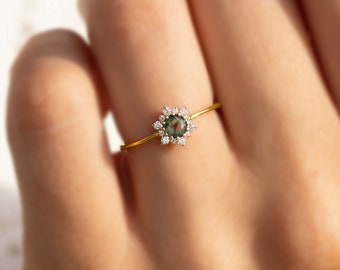 Anel de noivado minimalista único com halo de diamantes em ágata musgosa e ouro. Delicado anel de compromisso minimalista em ágata musgosa natural para ela. Presente perfeito.