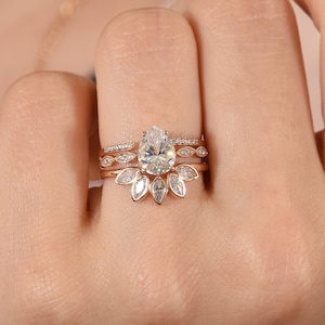Antique style victorian womens wedding rings set, 14k rose gold 1.5ct pear moissanite engagement rings set, Dainty art deco bridal rings set