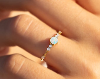Opal- och diamantförlovningsring i guld, Elegant minimalistisk opallöftering för henne, Unik opalring i guld för kvinnor, Opalsmycken, Present till henne